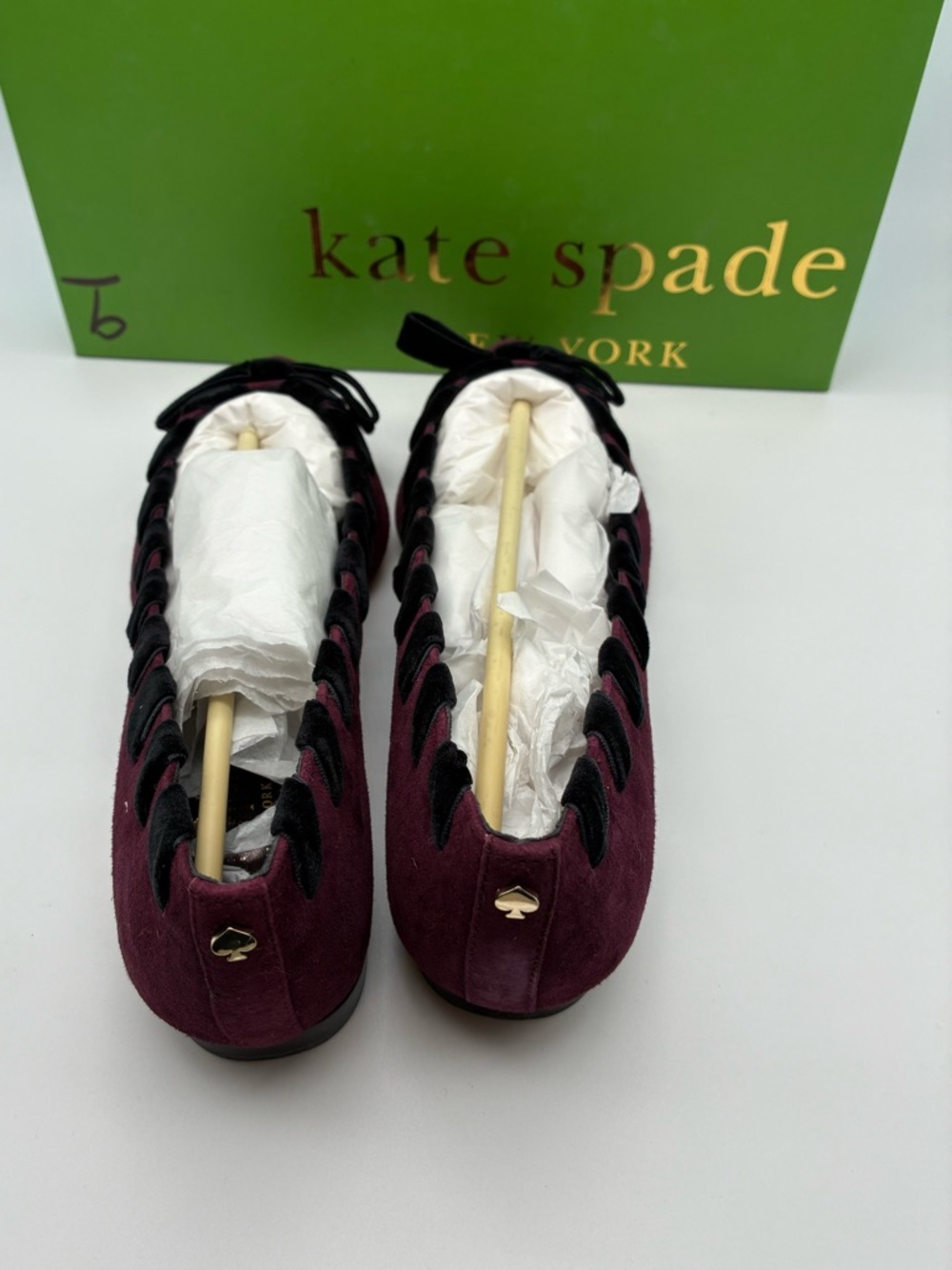 NWB kate spade kalani Burgundy Velvet Pointed Flats with Black Bow Trim size 8 - Picture 3 of 5